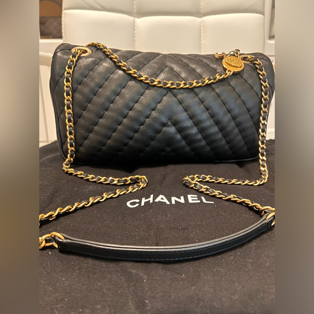 SOLD AUTHENTIC Chanel Medallion Charm Flap Bag ChevronCalfskin Medium - Picture 2 of 10